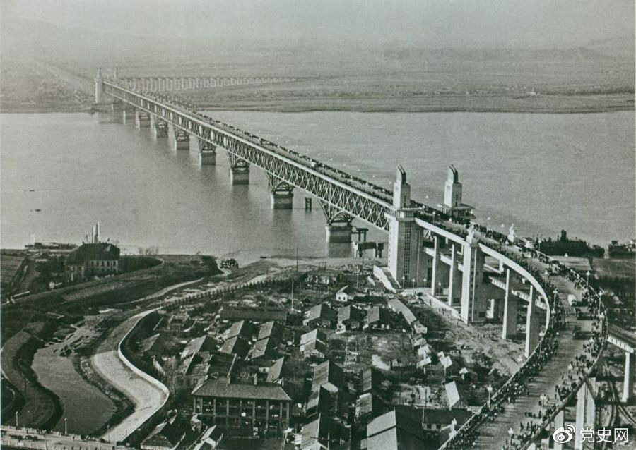 1968年12月29日， 南京長江大橋全面建成通車。這是當(dāng)時中國自行設(shè)計建造的最大的鐵路、公路兩用橋。